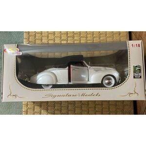 NEW Signature Model 1:18 DieCast 1939 Lincoln Zephyr Convertible Classic Car